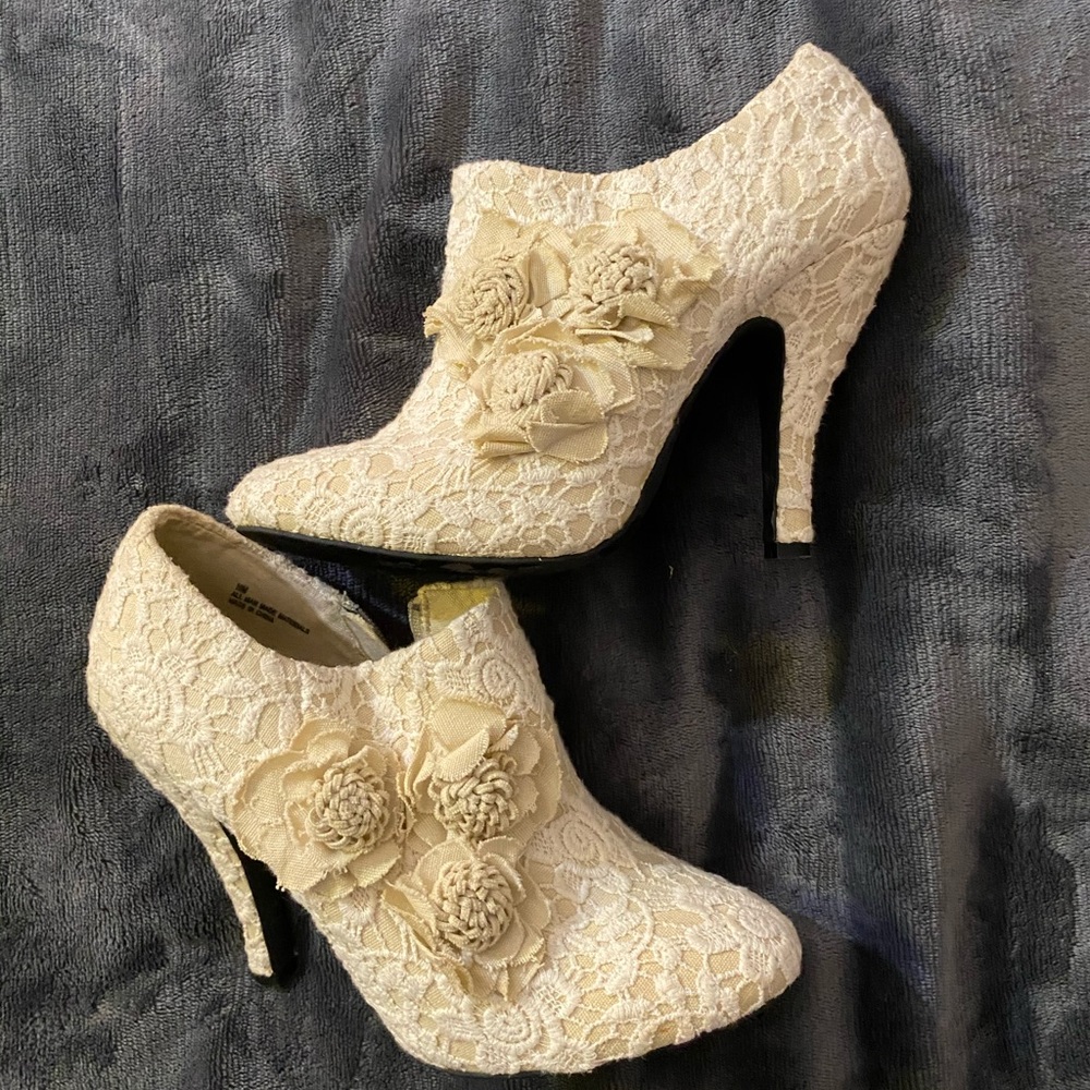 White lace booties with flowers